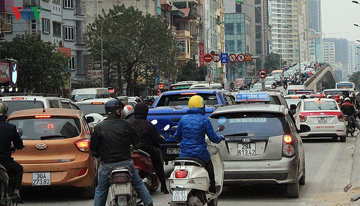 Người dân loay hoay không biết có nên đi lên cầu hay đi làn đường phía dưới khi nơi nào cũng tắc nghẽn.