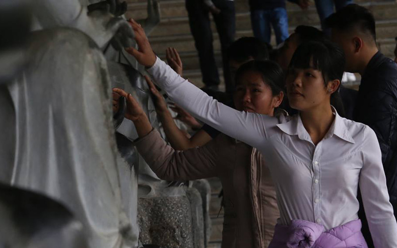 Xoa tay lên các tượng La Hán