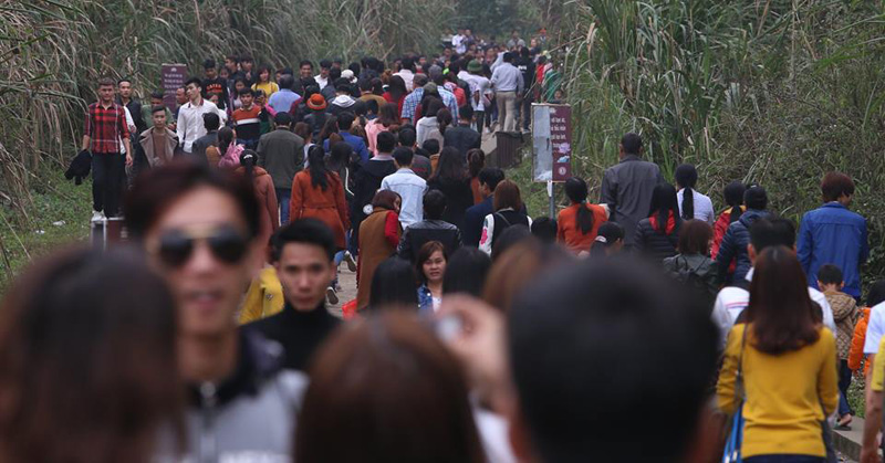  Từ sáng sớm hàng nghìn người dân đến chùa Bái Đính để vãn cảnh chùa và cầu may mắn
