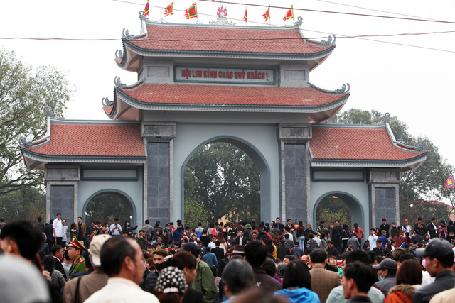Trung tâm của lễ hội là khu vực đồi Lim, thu hút hàng vạn người tham dự.
