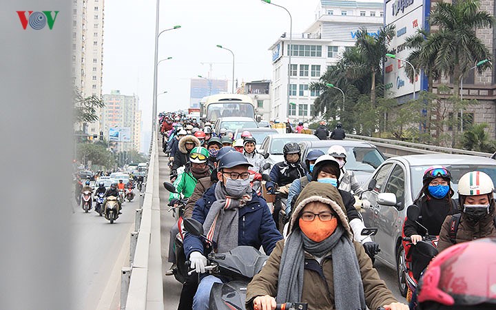 Giao thông như mớ bòng bong giữa ô tô, xe máy, người đi bộ... chen chúc nhau ngược xuôi làm cho nhiều tuyến đường cứ thế tắc dài cả km.