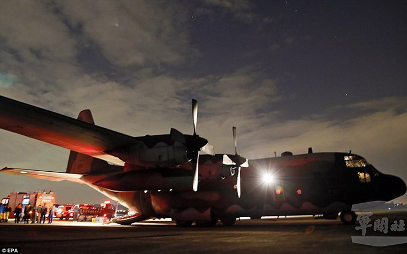 Máy bay vận tải quân sự C-130 được điều động để trợ giúp công tác cứu hộ các nạn nhân động đất. Ảnh: EPA.