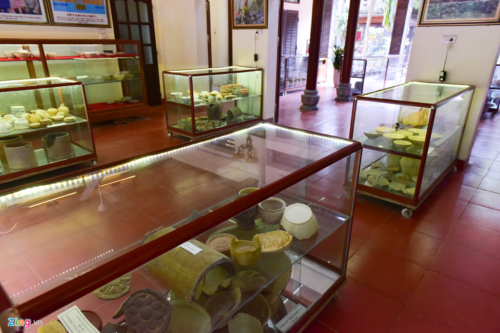Công ty Cổ phần du lịch Tràng An đặt hàng chục tủ kính trưng bày gốm ghi là đồ cổ với các niên đại khác nhau.