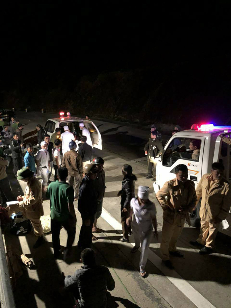 Lực lượng cảnh sát và người dân hỗ trợ các y, bác sĩ đưa nạn nhân đi cấp cứu.