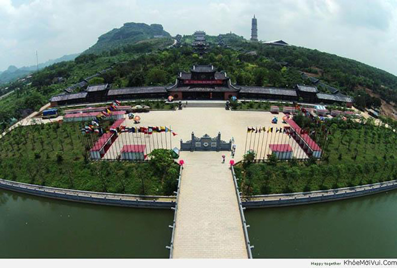 Từ một thắng cảnh thiên nhiên nổi tiếng, Yên Tử được vua Trần Nhân Tông chọn làm nơi tu trì và phát triển dòng Thiền thuần Việt từ thế kỷ XIII. 