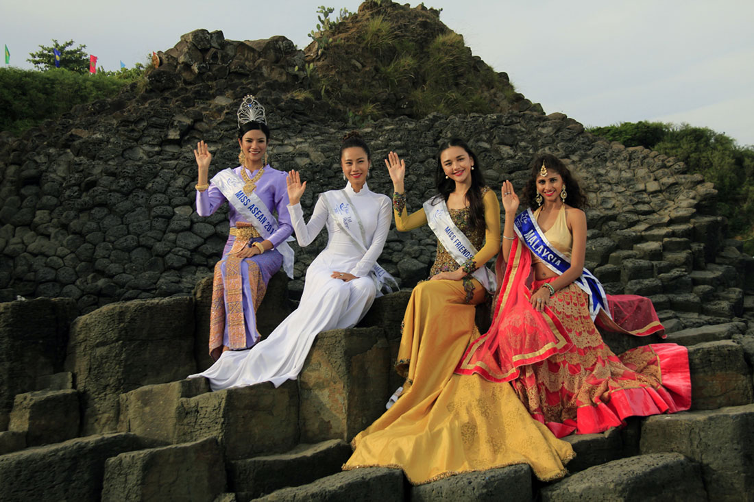 Tốp 4 người đẹp cuộc thi hoa hậu ASEAN ở danh thắng gành Đá Đĩa - Ảnh: Quỳnh Mai