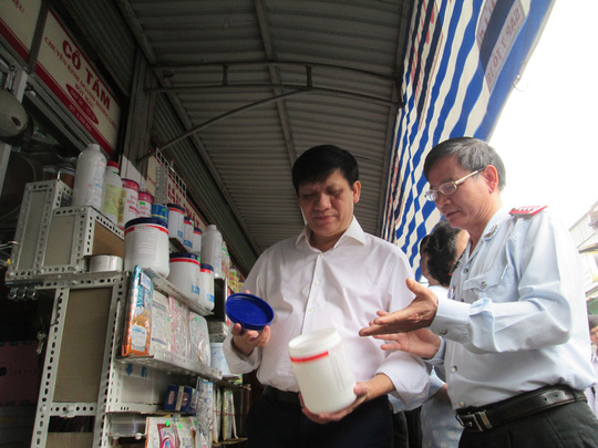 Bộ Y tế kiểm tra các sạp kinh doanh phụ gia tại chợ Kim Biên (quận 5, TP HCM), hoạt động quản lý thực phẩm chuyển từ tiền kiểm sang hậu kiểm.