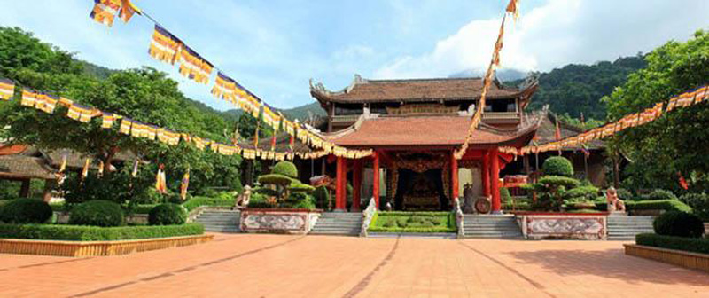 Trên đỉnh núi thiêng Yên Tử còn có một khu di tích lịch sử với những ngôi chùa và tháp cổ cùng rừng cây cổ thụ lâu đời. 