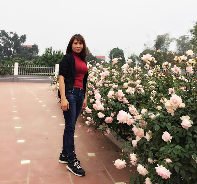 Để tiết kiệm chi phí, chị Ánh Quyên chọn mua những cây hồng còn bé, ương tầm khoảng 1 năm rồi đem về nhà trồng, chăm sóc.