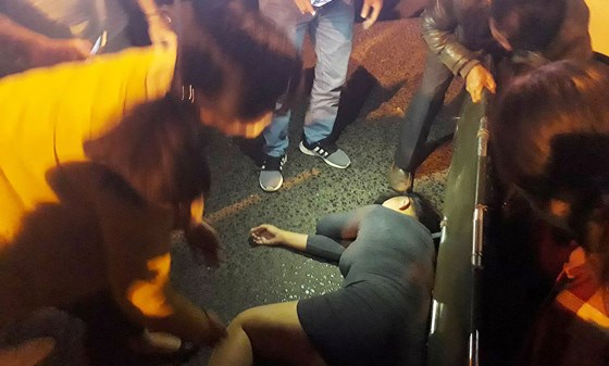 Nữ du khách bị hành hung bất tỉnh giữa chợ đêm Đà Lạt.
