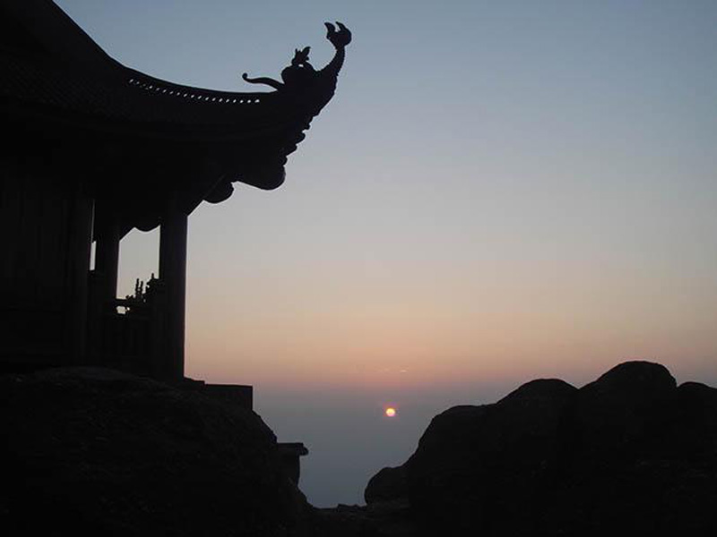 Ở chênh vênh trên độ cao 1.068 m, chùa Đồng là điểm đến cao nhất trong quần thể khu di tích Trúc Lâm Yên Tử, nơi đây sẽ là một nơi thách thức lòng kiên trì của các thiện nam tín nữ và sự thành tâm của các du khách vãn cảnh có mong muốn được nghe ba hồi chuông giữa lưng chừng trời xanh.