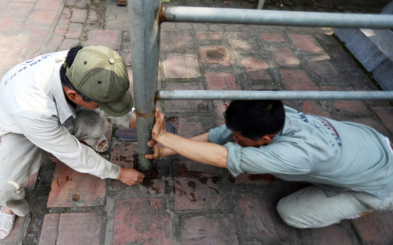 Hệ thống hàng rào sắt tại cửa phát ấn của đền Trùng Hoa bên trái Đền Thiên Trường được gia cố chắc chắn.