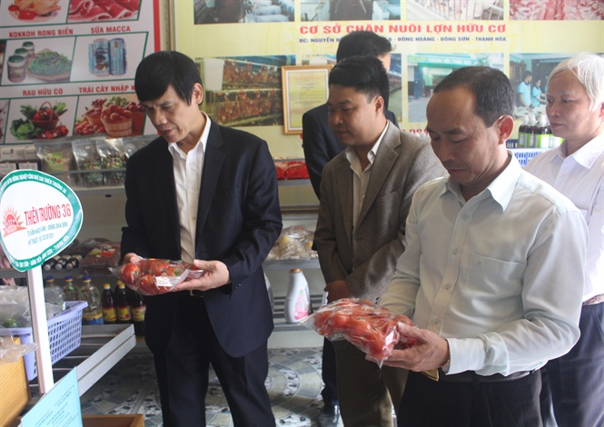 Ông Nguyễn Đình Xứng - Chủ tịch UBND tỉnh Thanh Hóa thăm mô hình và chuỗi cửa hàng thực phẩm sạch của HTX Đông Tiến (Ảnh: VK)