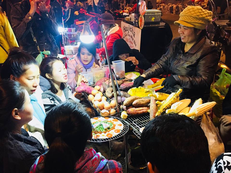 Nhờ bán đồ nướng tại chợ đêm mà nhiều người Đà Lạt có thu nhập khá. Ảnh Hiệp Lê.