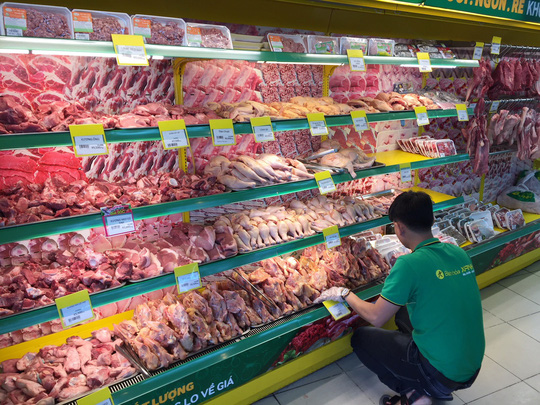 Nhiều kênh bán lẻ thịt heo trên thị trường TP.HCM.