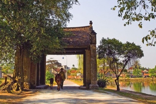 Cổng làng Mông Phụ với lối kiến trúc “Thượng gia hạ môn” - trên là nhà dưới là cổng.
