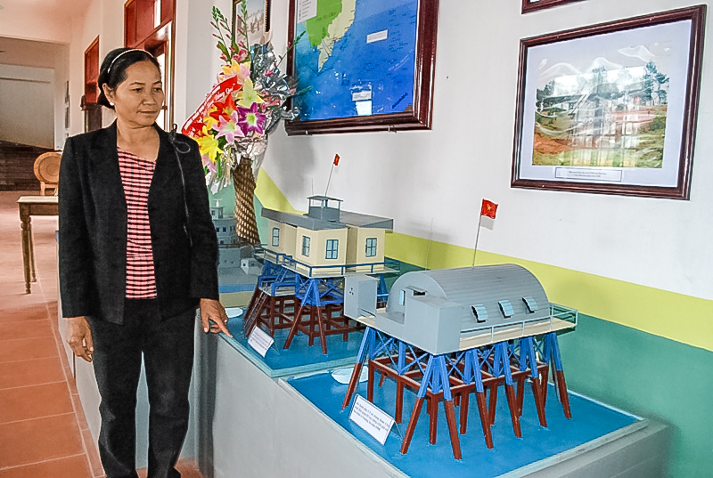 Trong bảo tàng đồng quê, cô Khiếu dành riêng gian trưng bày về các công trình ở Trường Sa.