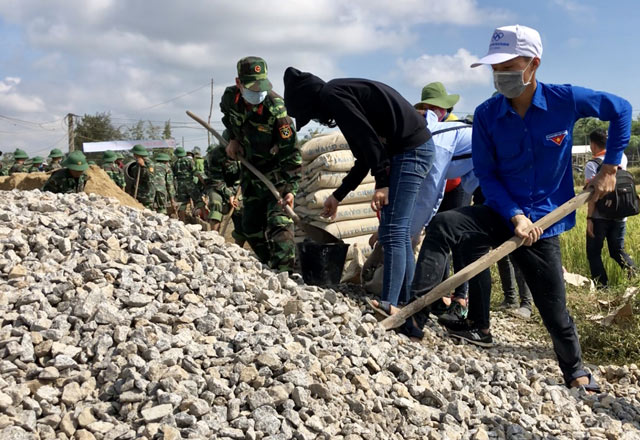 quang ngai: 600 doan vien giup dan lam 1km duong xong trong 1 ngay hinh anh 2