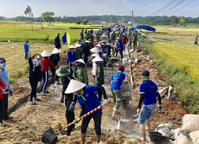 quang ngai: 600 doan vien giup dan lam 1km duong xong trong 1 ngay hinh anh 3