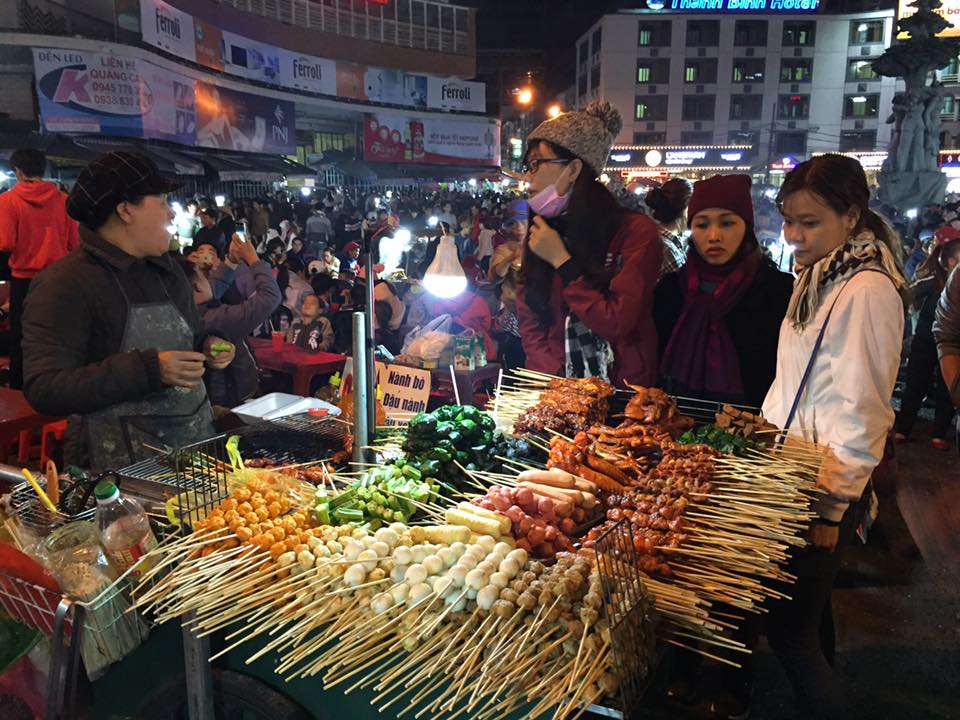 Đến chợ đêm Đà Lạt, không thể không tận hưởng những món nướng ngon-bổ-rẻ. Ảnh Hiệp Lê.