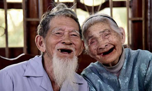 Cụ ông Lê Văn Sẻ, 94 tuổi (trái) và cụ bà Nguyễn Thị Lợi, 88 tuổi nhà ở tại làng rau Trà Quế, xã Cẩm Hà, cách trung tâm phố phổ cổ Hội An 3 km. Ảnh: Media Corp.