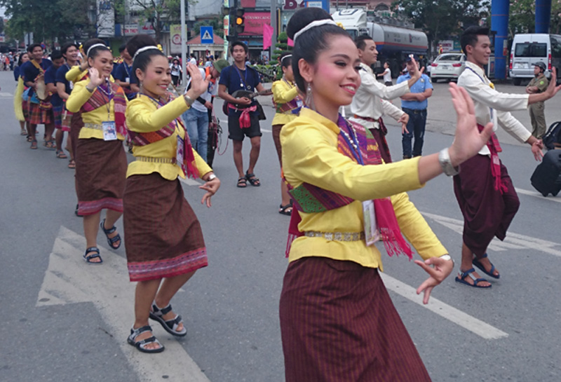 Tiết mục của Đoàn nghệ thuật Phaha Lumduan (Thái Lan) trên đường phố Huế. Ảnh: Trần Hòe.