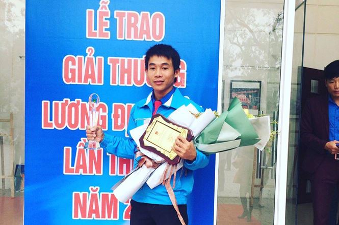 Nguyễn Hữu Giáp tại lễ nhận Giải thưởng Lương Định Của lần thứ VII, năm 2017 do T.Ư Đoàn tổ chức.