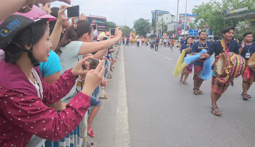 Hàng vạn người dân cố đô Huế và du khách ra đường thưởng thức chương trình lễ hội đường phố hấp dẫn. Ảnh: Trần Hòe