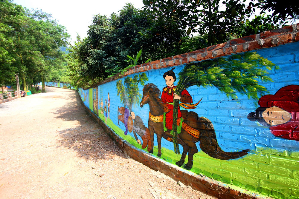 Trang trí tường bao quanh khu du lịch sinh thái Bản Rõm.