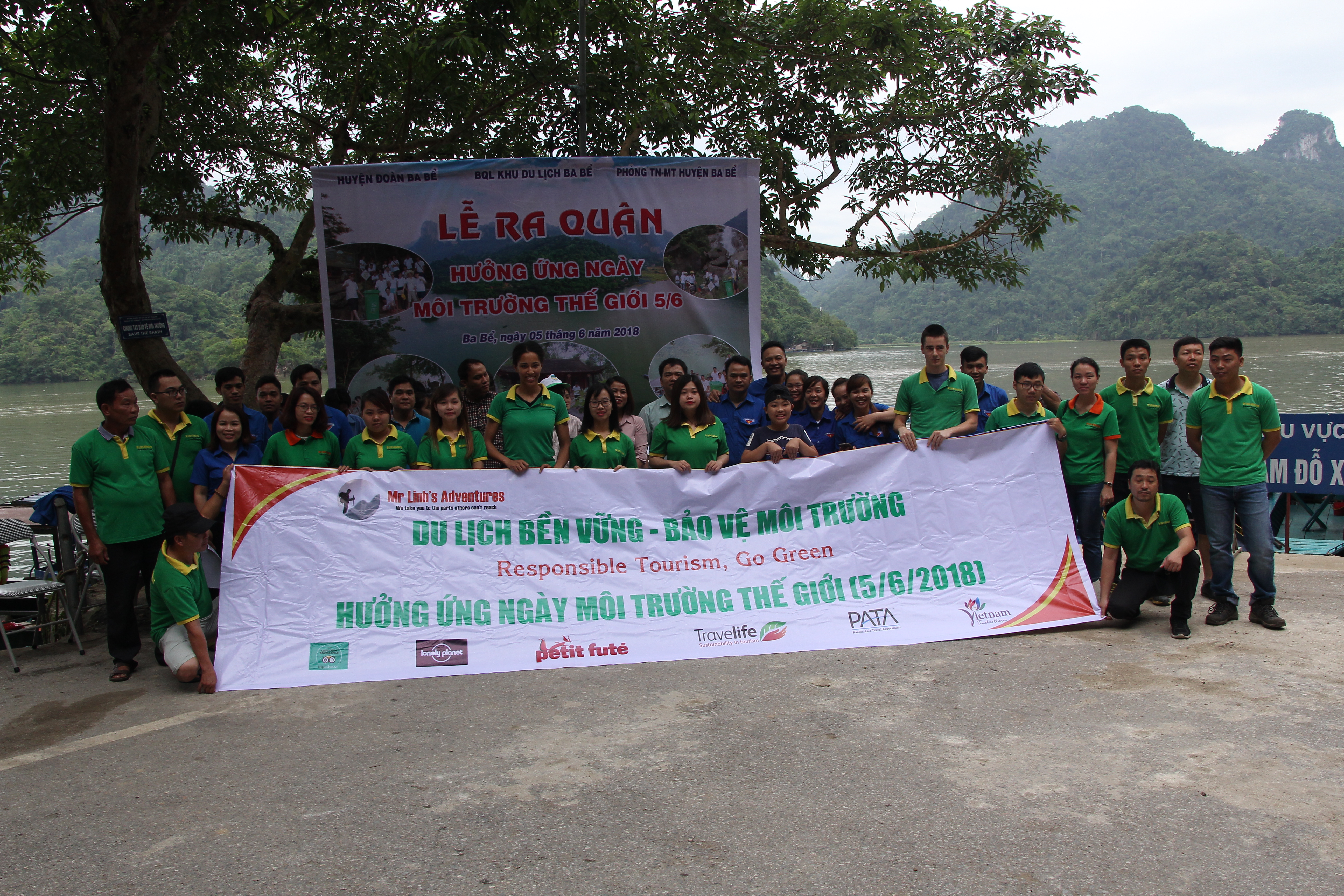 1.	Lễ ra quân vệ sinh môi trường hồ Ba Bể nhận được sự quan tâm tham gia của chính quyền địa phương và các đoàn viên thanh niên.