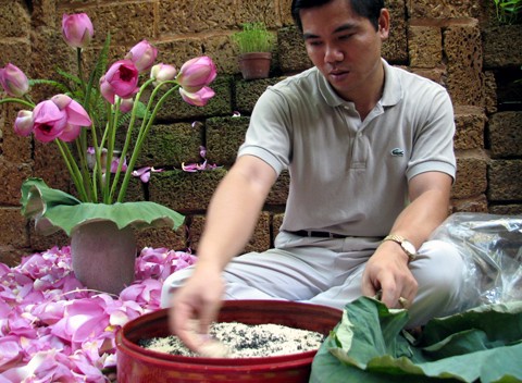Nghệ nhân trà Hoàng Anh Sướng giới thiệu các công đoạn làm trà sen thủ công.