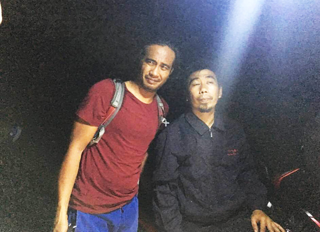Nam du khách Philippines (trái) được ngư dân cứu khi bị lạc. Ảnh: Phan Minh Hải.