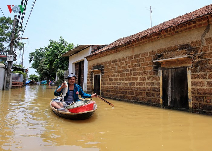 Anh Nguyễn Văn Giỏi (tổ 1, thôn Bùi Xá) cho biết, đã 3 ngày nay cả nhà anh phải di chuyển bằng thuyền. Nước chưa rút nên mọi người không thể về nhà để trở lại cuộc sống bình thường.