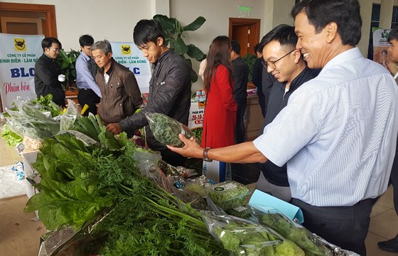 Khách tham quan tại gian hàng rau hữu cơ sản xuất tại Lâm Đồng. Ảnh: Đoàn Kiên