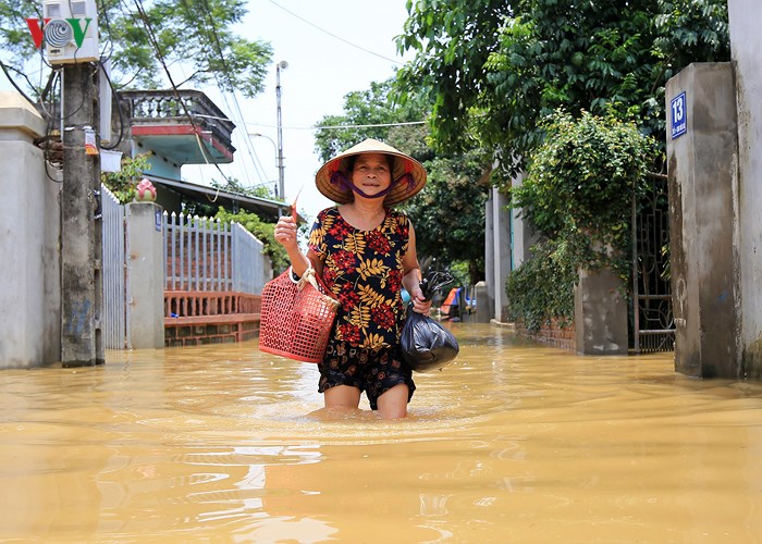 “Mấy hôm nay cả nhà tôi đều phải ăn mỳ gói, hôm nay tôi tranh thủ ra ngoài để kiếm thêm lương thực cho gia đình”, một người dân trong thôn cho hay.