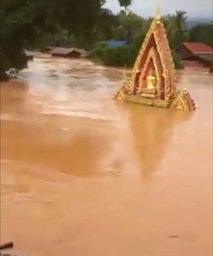 Một công trình kiến trúc bị ngập trong nước lũ sau khi vỡ đập. Đến chiều 24.7 lực lượng cứu hộ Lào đã tìm thấy thi thể của 28 nạn nhân. Hơn 6.600 nhân khẩu bị thay đổi chỗ ở. Ảnh: Getty.