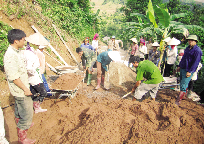 Đời sống no ấm, lòng tin được củng cố, nông dân Sơn La tích cực tham gia làm đường giao thông nông thôn, xây dựng NTM