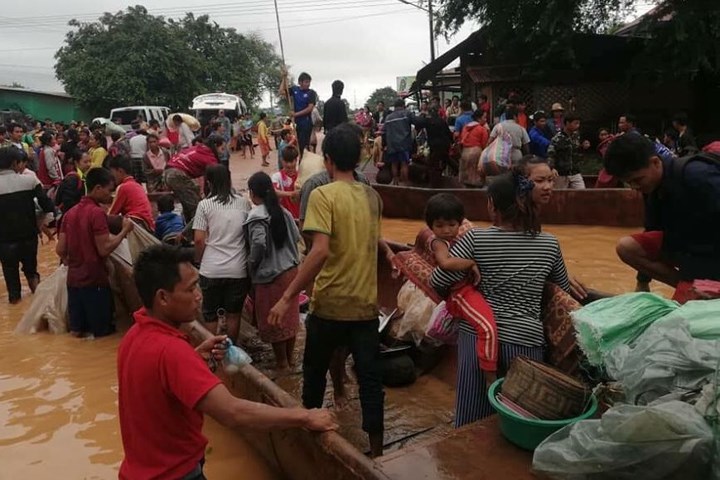 Cuộc sống người dân Lào ở vùng đập vỡ thực sự bị xáo trộn. Giới chức địa phương đã kêu gọi trợ giúp lương thực, nước uống, thuốc men, và quần áo cho các nạn nhân vùng lũ. Ảnh: LaoFAB.