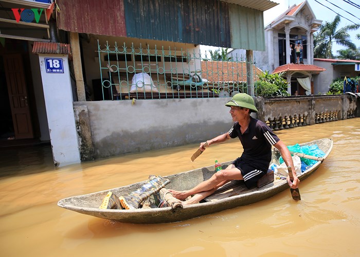Mặt đường thành “sông”, những chiếc thuyền trở thành phương tiện phục vụ việc đi lại không thể thiếu trong những ngày lụt lội.