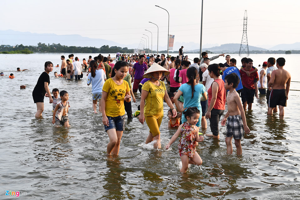 Thấy mưa ngập, rất đông người dân (chủ yếu là thanh niên và trẻ em) ở các làng thuộc xã Cấn Hữu đổ về đây vui chơi, bơi lội.