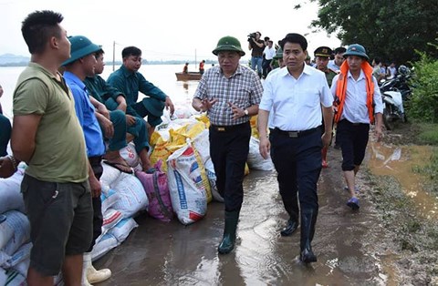 Chủ tịch UBND TP Hà Nội Nguyễn Đức Chung kiểm tra tình hình ngập lụt tại khu vực đê tả sông Bùi huyện Chương Mỹ.
