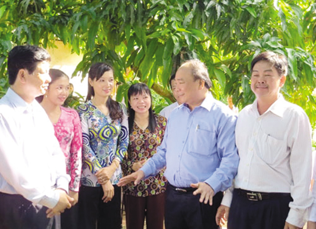 Thủ tướng Nguyễn Xuân Phúc thăm quan vườn xoài tại Hợp tác xã xoài Mỹ Xương (huyện Cao Lãnh, Đồng Tháp). T.L