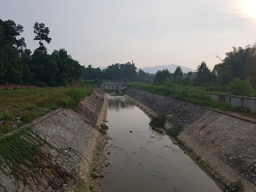 Suối Cầu Lai là nơi thoát của nước thải sau xử lý rác của bãi rác Nam Sơn. Ảnh: Gia Chính