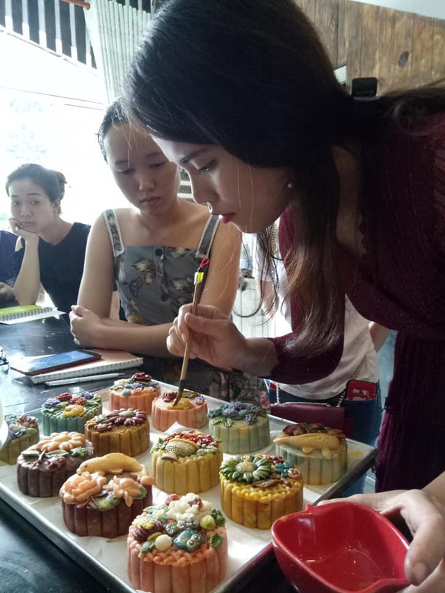 Chị Ngọc đang hướng dẫn trang trí bánh cho học viên.