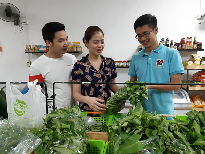 Lê Huy Việt hướng dẫn khách hàng chọn thực phẩm an toàn.