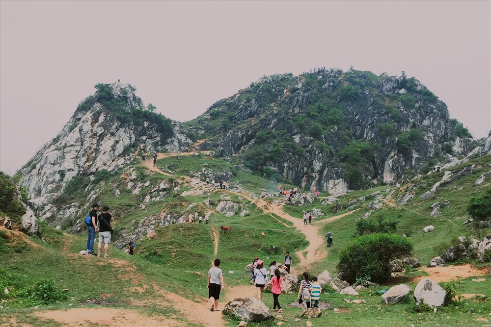 Núi Trầm thuộc xã Phụng Châu, huyện Chương Mỹ. Cách trung tâm Hà Nội khoảng 30 km. Ảnh sưu tầm.