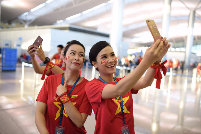 Nữ tiếp viên hàng không Vietnam Airlines hào hứng trước chuyến bay sang Jakarta.