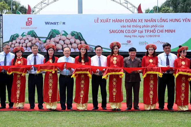 Phó thủ tướng cùng các đại biểu thực hiện nghi thức xuất hành Đoàn xe nhãn lồng Hưng Yên vào TP.HCM. Ảnh: VGP/Thành Chung.