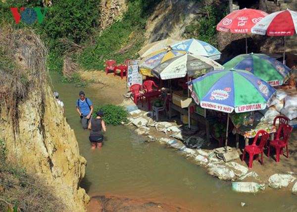 Một vị trí trên dòng suối Tiên (Phan Thiết) bị người dân lấn chiếm, san lấp mặt bằng làm quán nước tạo nên cảnh nhếch nhác, ô nhiễm.