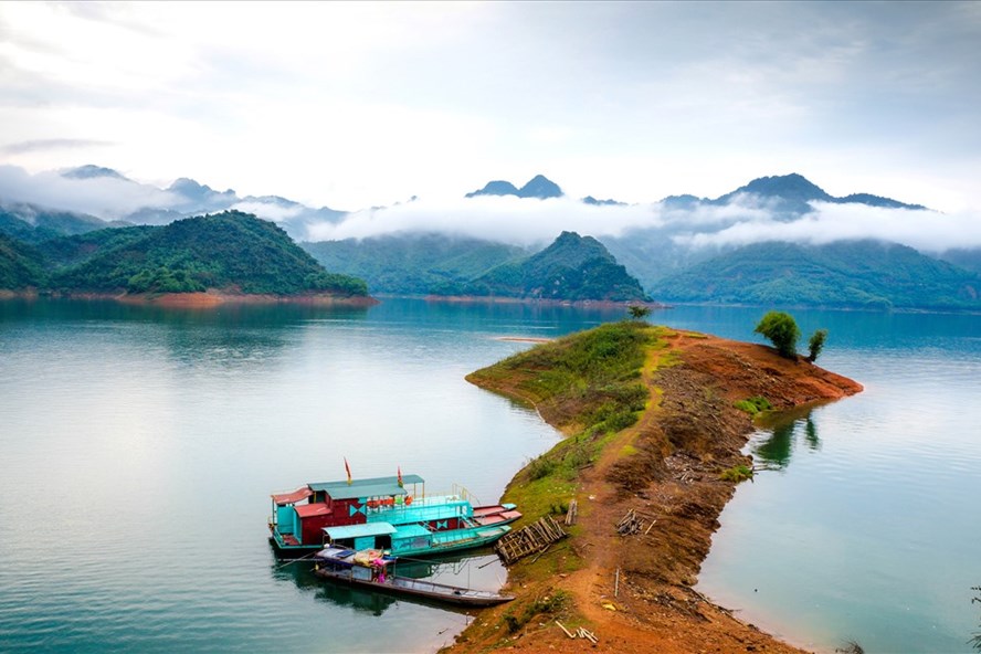 Mây núi và dòng sông Đà trong sáng tinh sương.